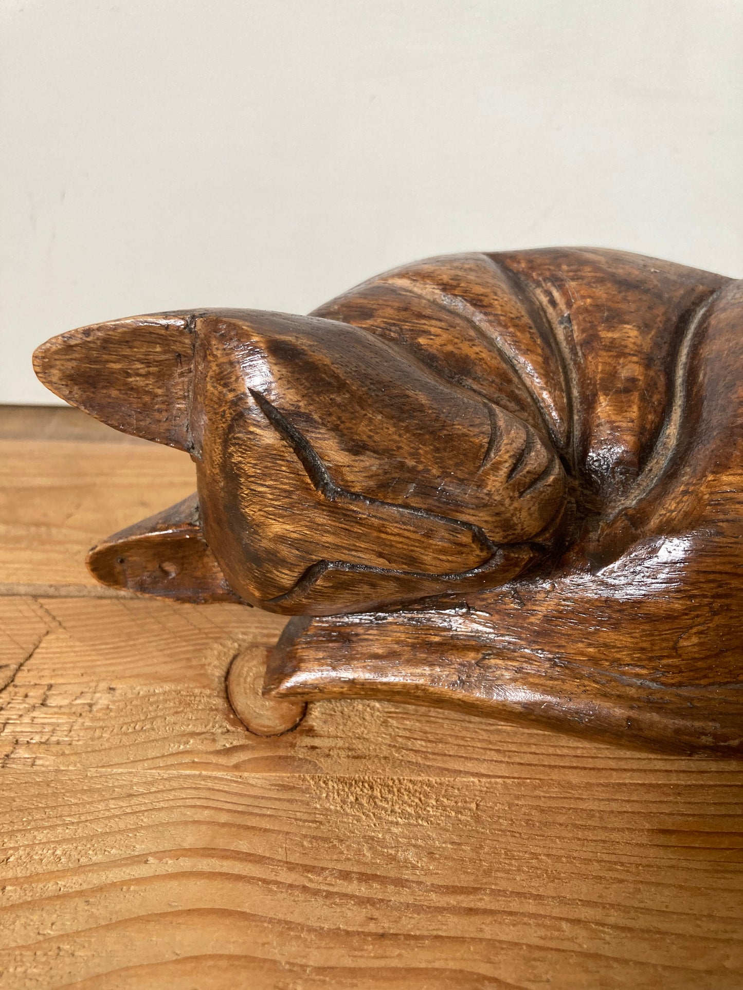 Carved Wooden Sleeping Cat Figurine Brown Cat Ornament Sculpture