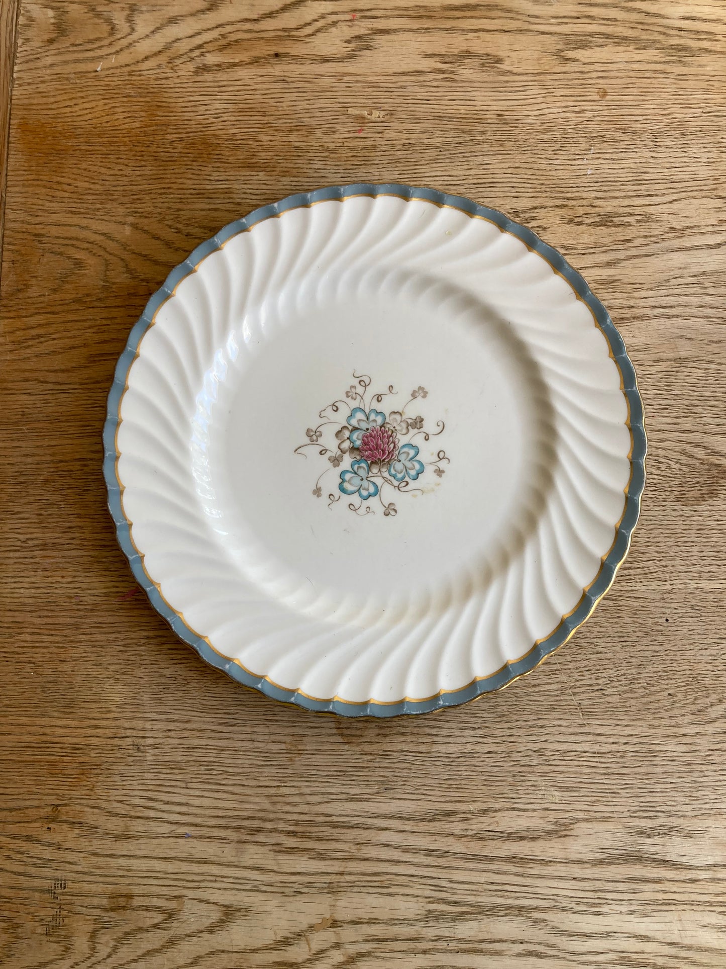 Aynsley Bone China 10 1/2” Gold Scalloped Handpainted Floral Dinner Plate